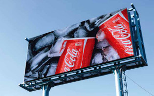Iklan Komersial Warna Penuh Billboard Luar Ruang Tampilan LED Digital Tetap Layar Desain Putih untuk disipasi panas