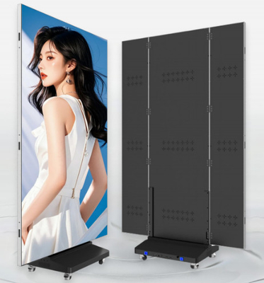 Tampilan Poster LED Dalam Ruangan yang Dapat Dilipat Tiga adalah mulus dan brilian, ideal untuk pameran ritel mewah dan perhotelan.